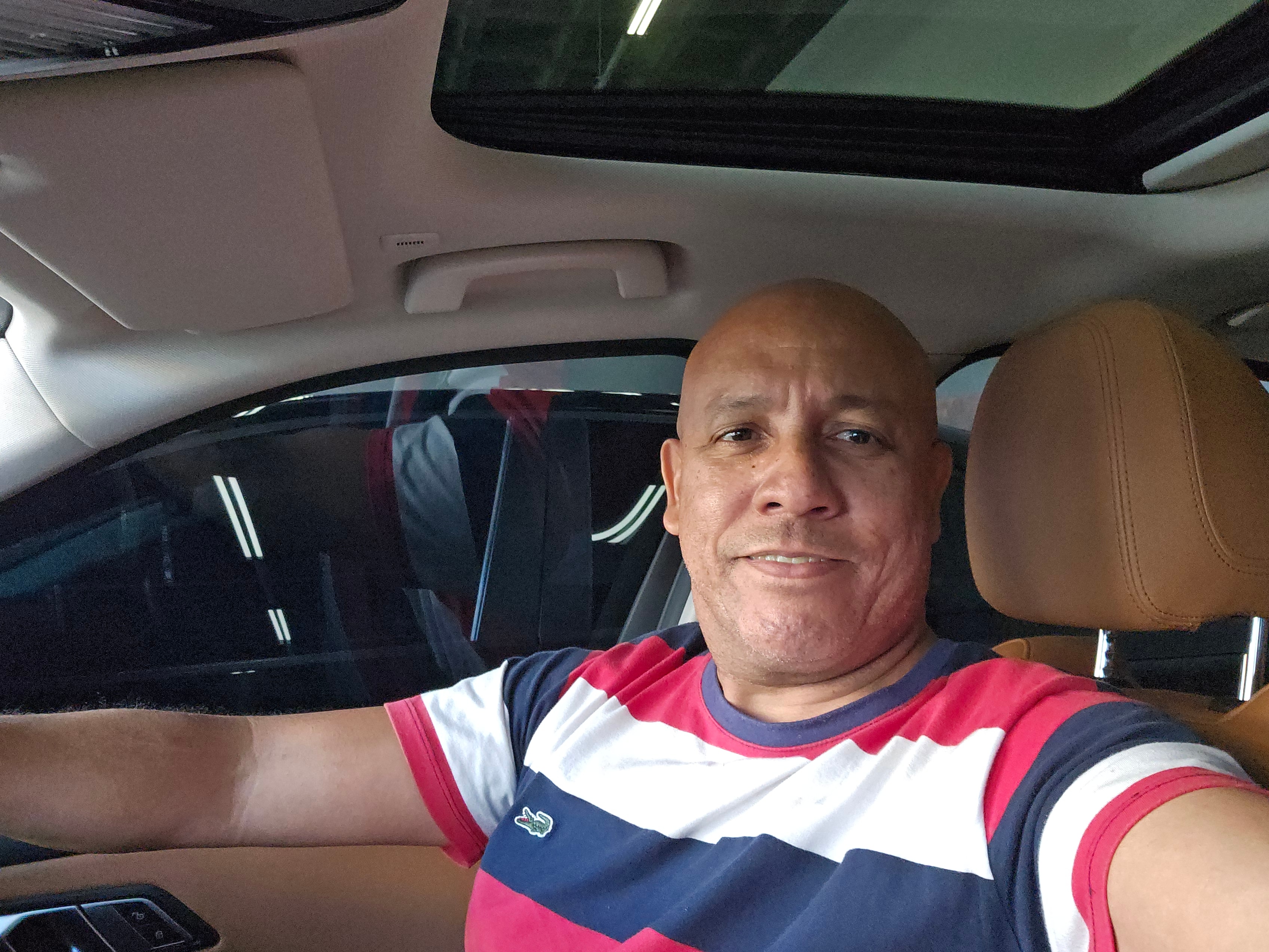 Motorista Woliv ao volante — viagem executiva